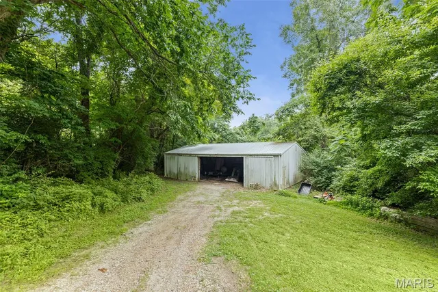 $535,000 | 110 Fullerton Road, Belleville, IL 62226