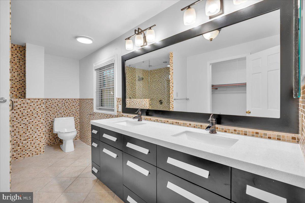 114 Partree Road Cherry Hill, NJ 08003 - Photo 21 of 44 a bathroom with a sink and a mirror