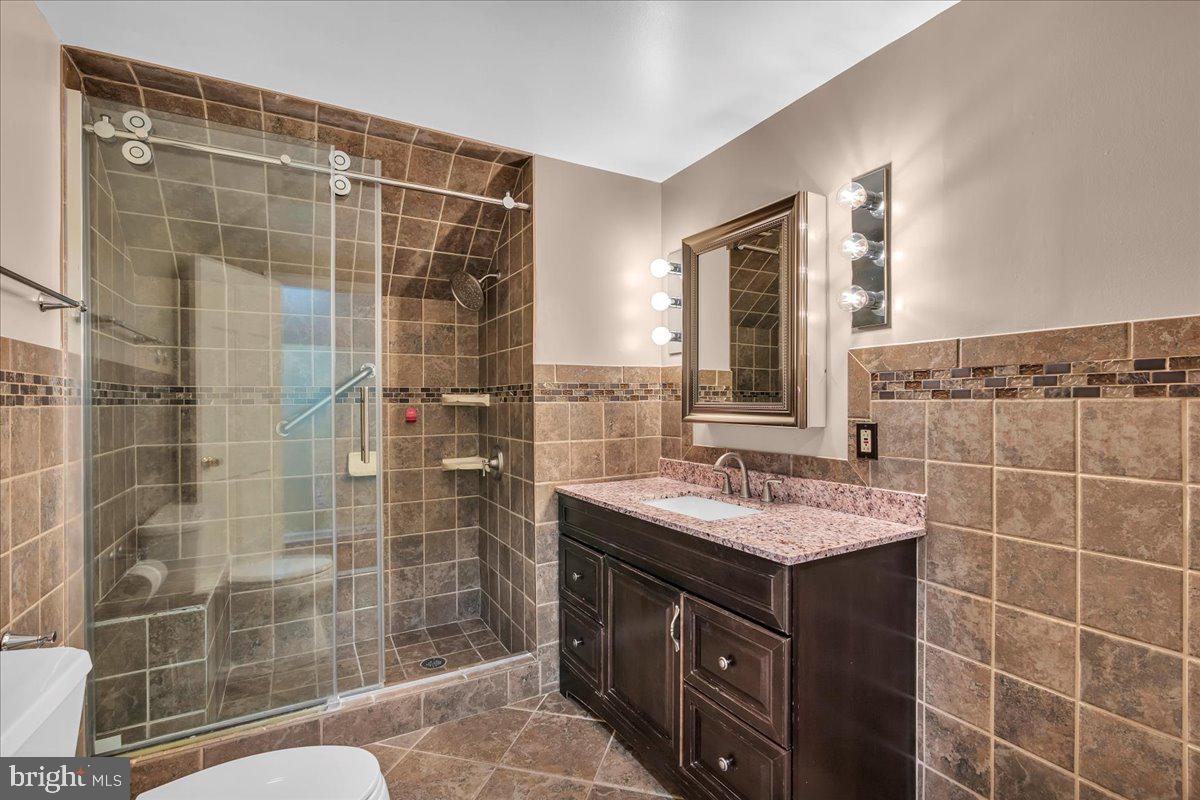 114 Partree Road Cherry Hill, NJ 08003 - Photo 28 of 44 a bathroom with a double vanity sink and a mirror