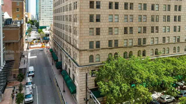 $3,650 | 151 Southeast 1st Street, Unit 401, Miami, FL 33131