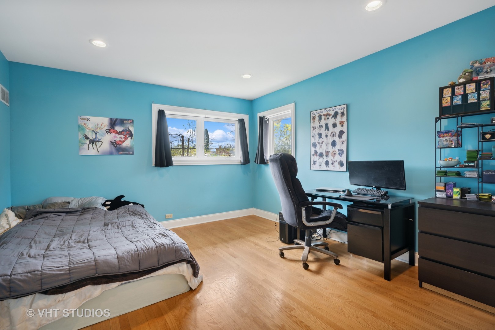 572 Dundee Road Glencoe, IL 60022 - Photo 12 of 26 a bedroom with a workspace