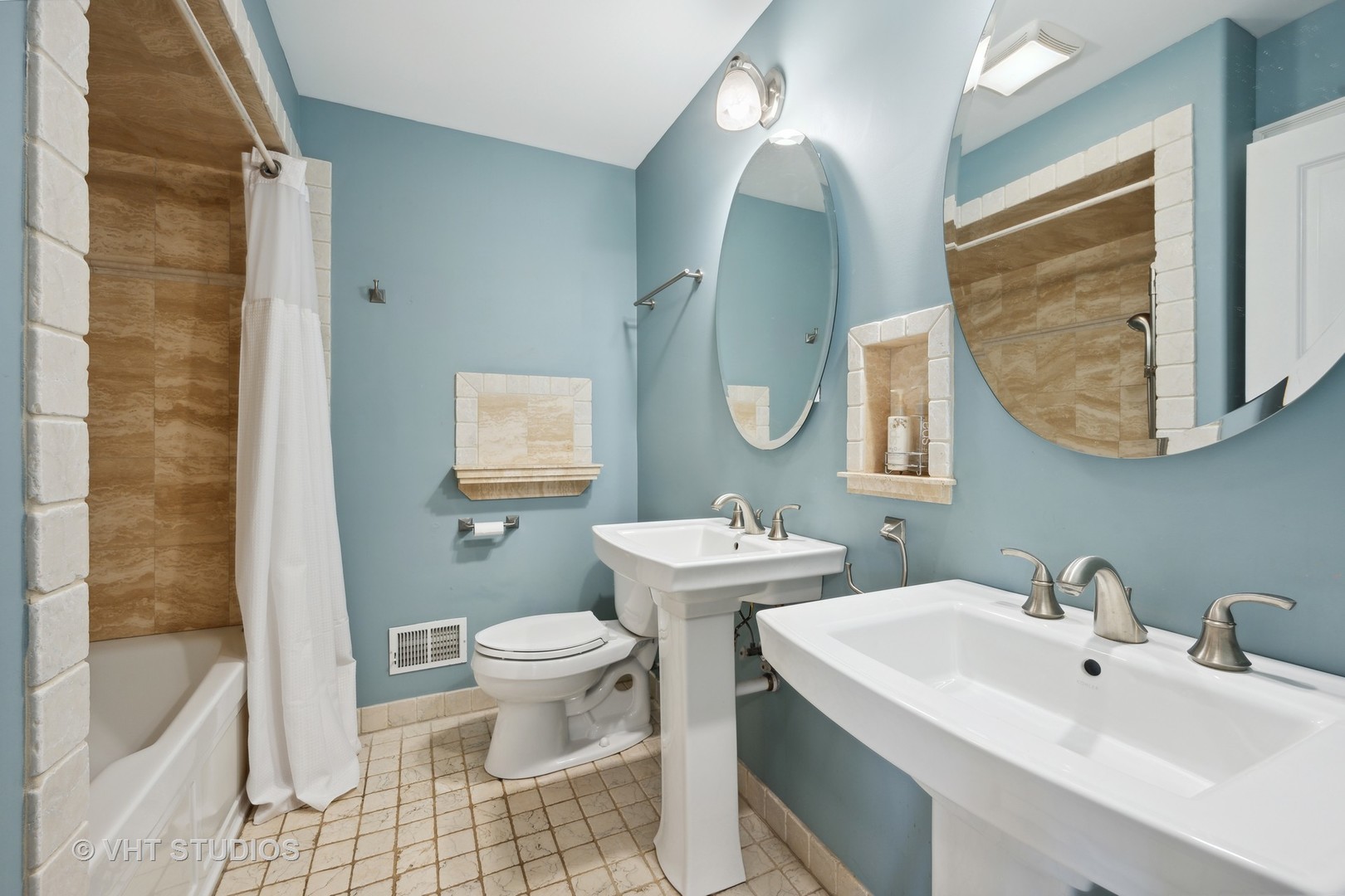 572 Dundee Road Glencoe, IL 60022 - Photo 14 of 26 a bathroom with a sink toilet and a mirror