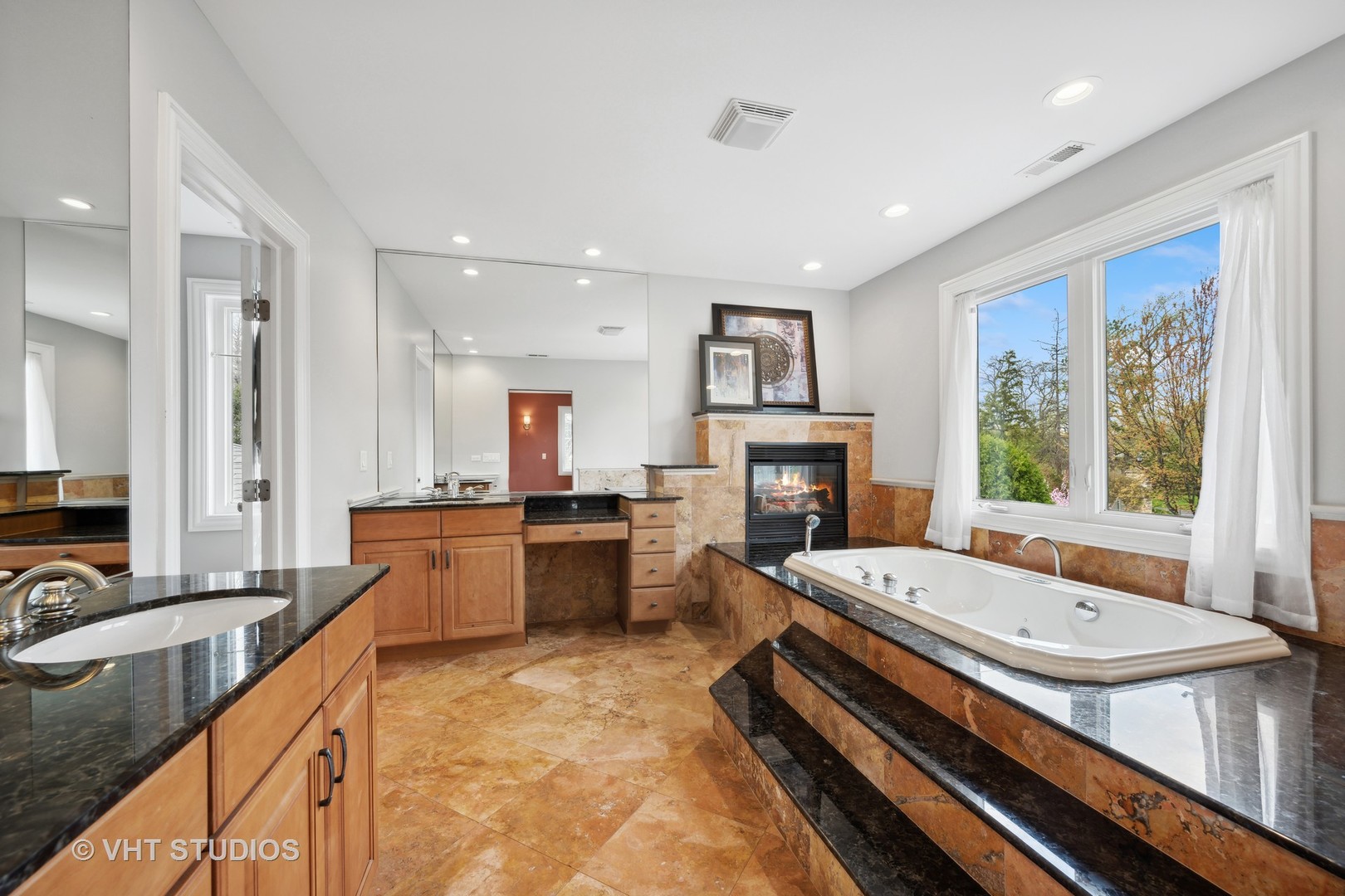 572 Dundee Road Glencoe, IL 60022 - Photo 9 of 26 a large kitchen with sink stove and refrigerator