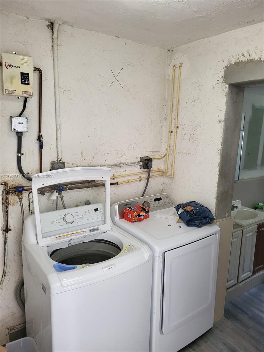 1650 Northeast 147th Street Miami, FL 33181 - Photo 22 of 56 LAUNDRY ROOM BY THE FAMILY ROOM