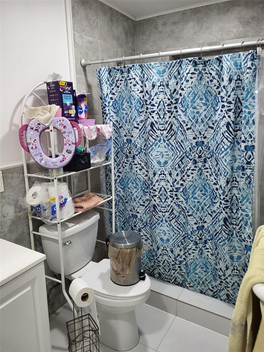 1650 Northeast 147th Street Miami, FL 33181 - Photo 29 of 56 EFFICIENCY'S BATHROOM