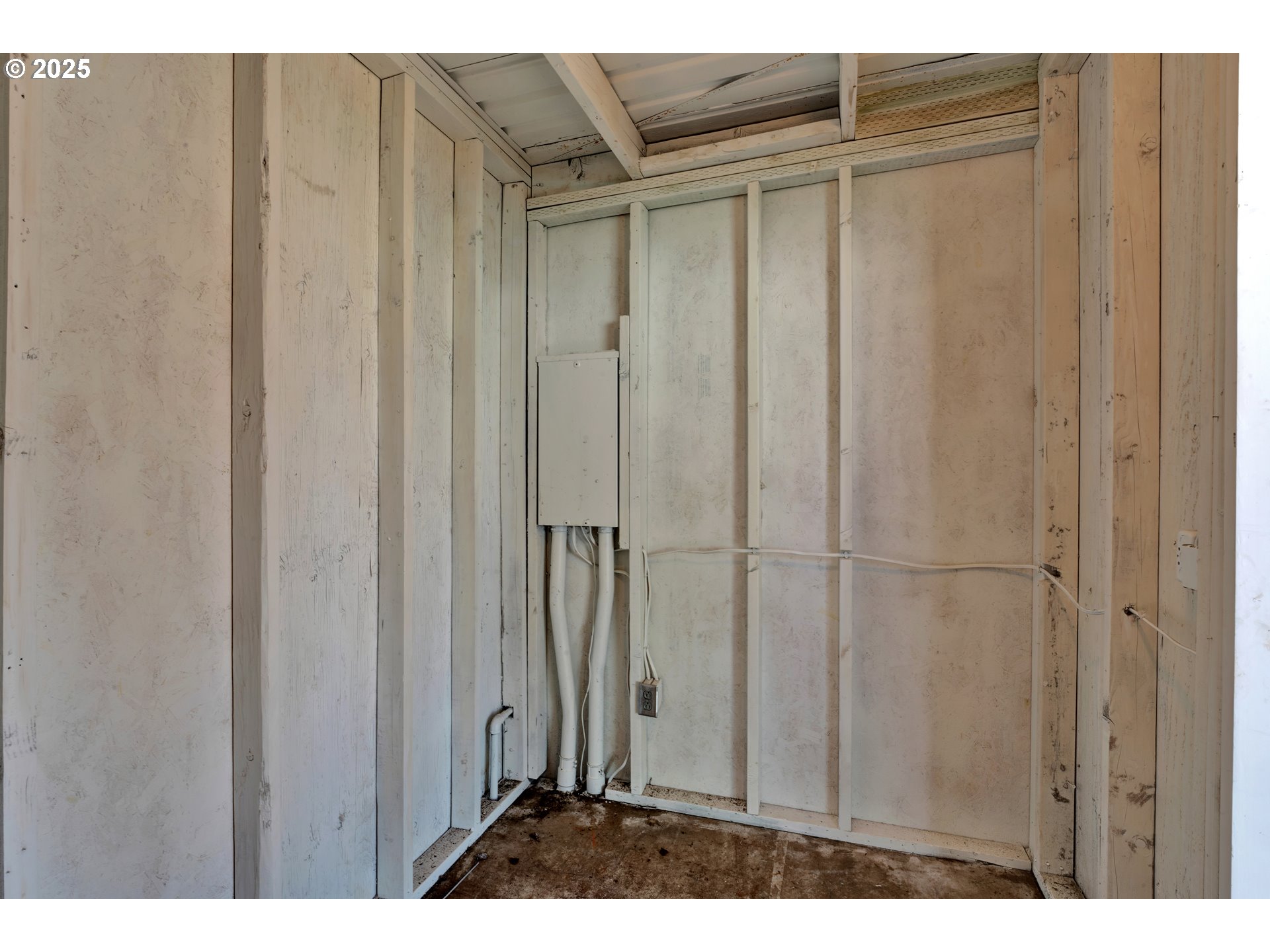 39202 Camp Creek Road, Unit 7 Springfield, OR 97478 - Photo 38 of 39 a view of a wooden door