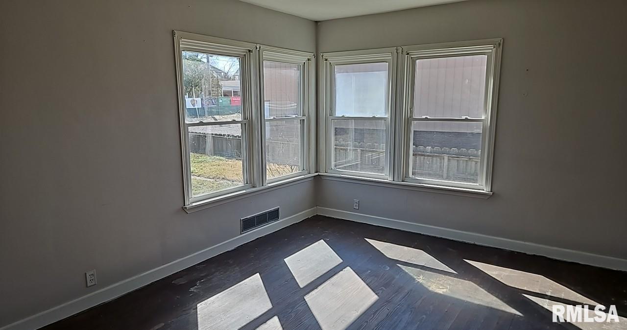 200 West Delaware Street Fairfield, IL 62837 - Photo 20 of 20 a view of an empty room with a window