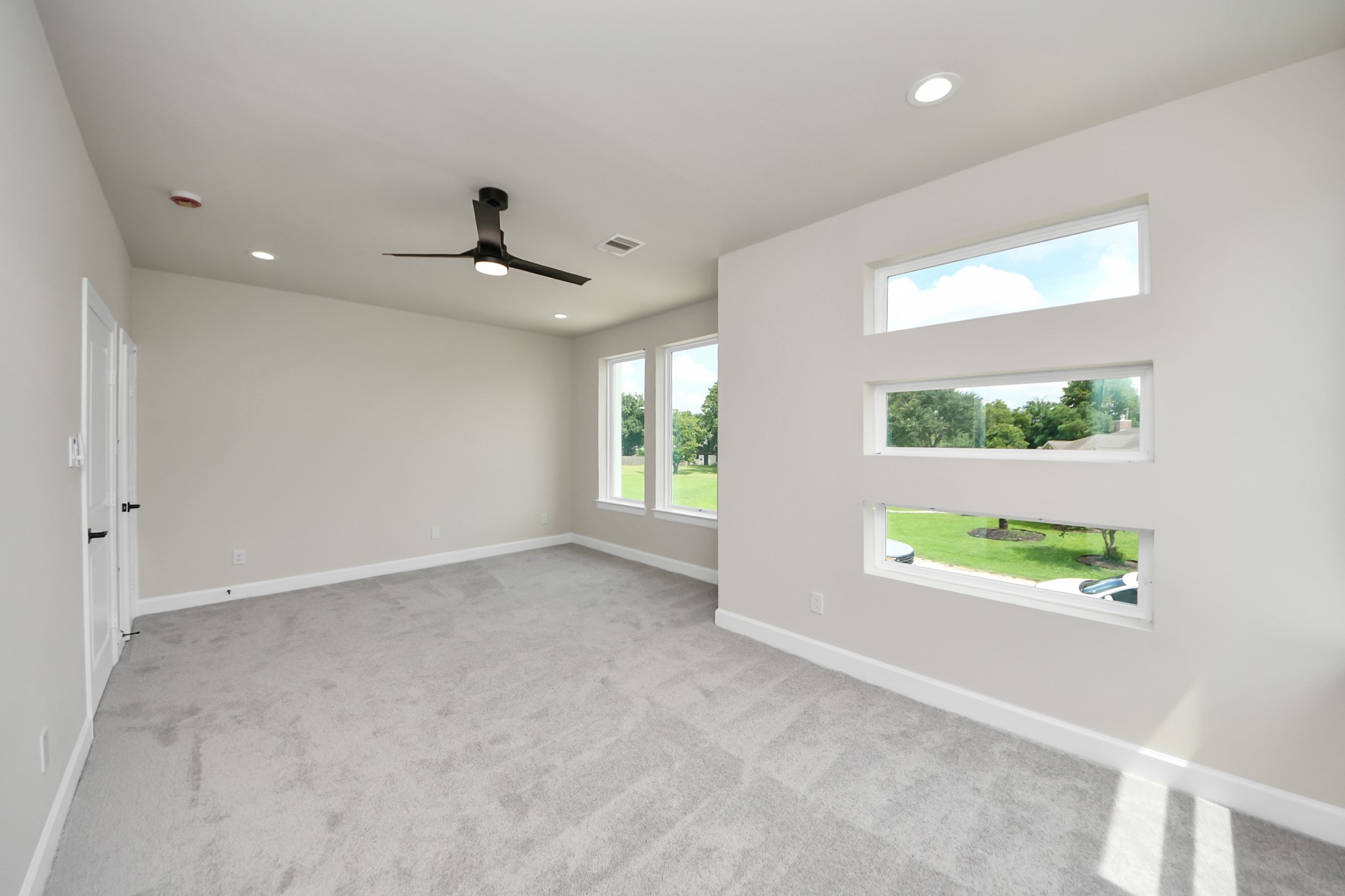 3110 Dawson Lane, Unit A Houston, TX 77051 - Photo 12 of 32 an empty room with windows and a ceiling fan