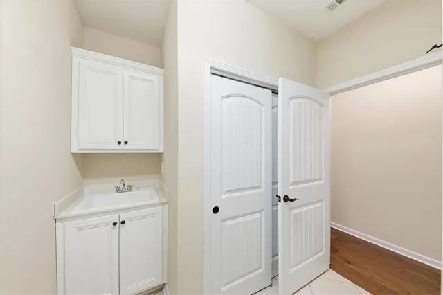 en empty room with windows and ceiling fan