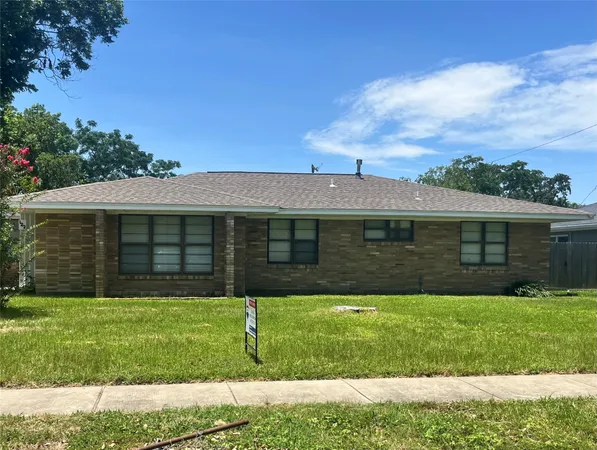 $1,900 | 122 22nd Avenue North, Texas City, TX 77590