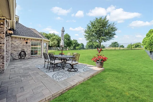 a view of a sitting area with furniture and garden
