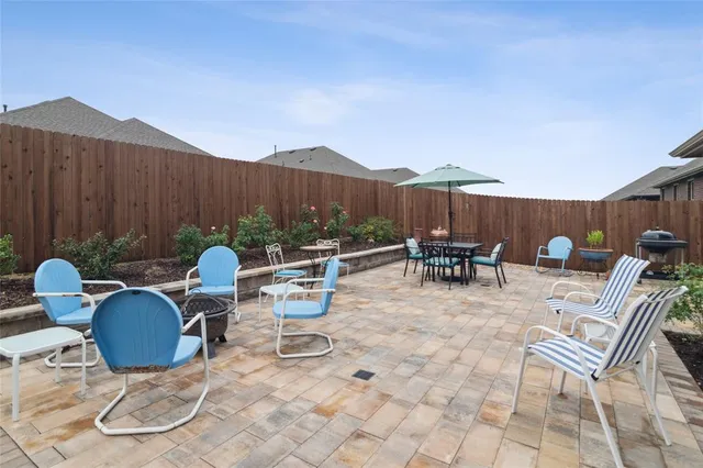 a view of a dinning table and chairs in the patio