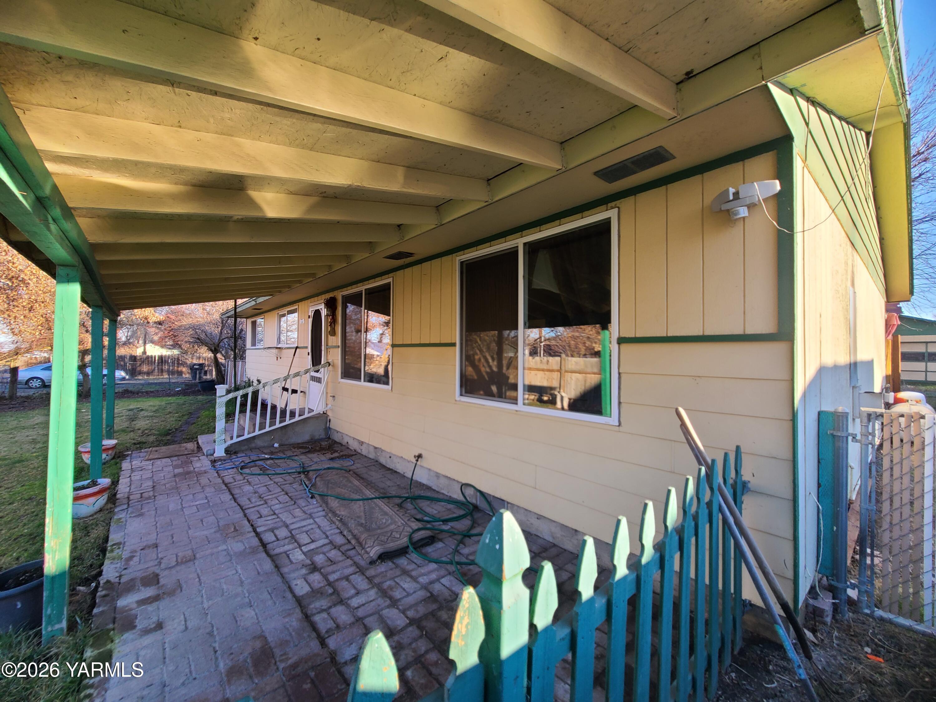 10608 Hackett Road Yakima, WA 98903 - Photo 4 of 27 10608 front porch