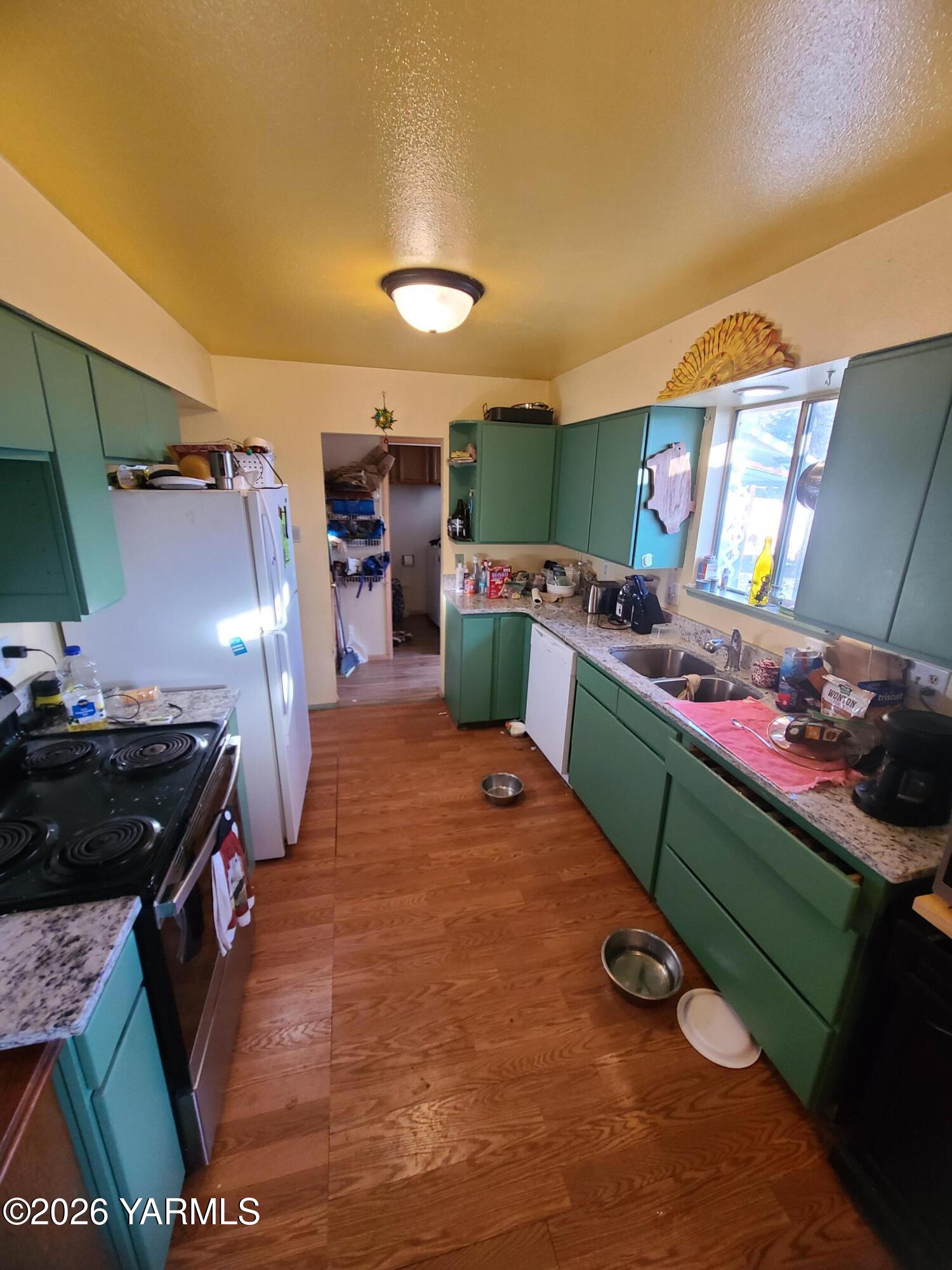 10608 Hackett Road Yakima, WA 98903 - Photo 7 of 27 10608 kitchen