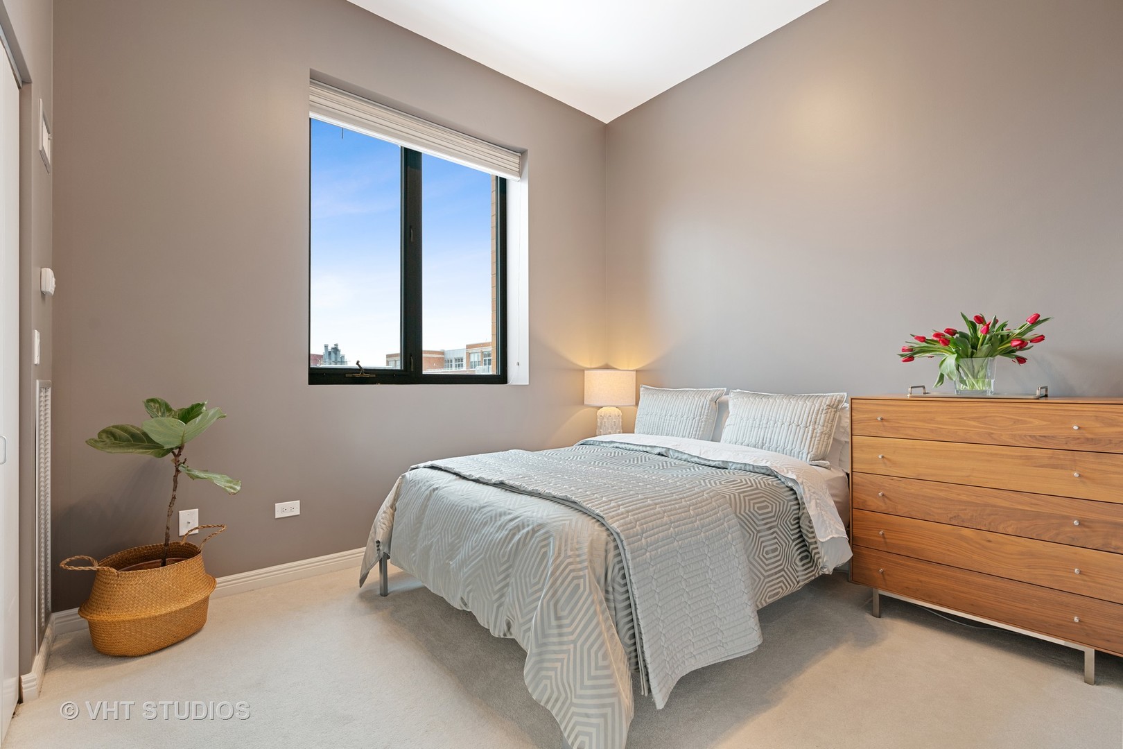 321 South Sangamon Street, Unit 906 Chicago, IL 60607 - Photo 9 of 11 a bedroom with a bed and a potted plant
