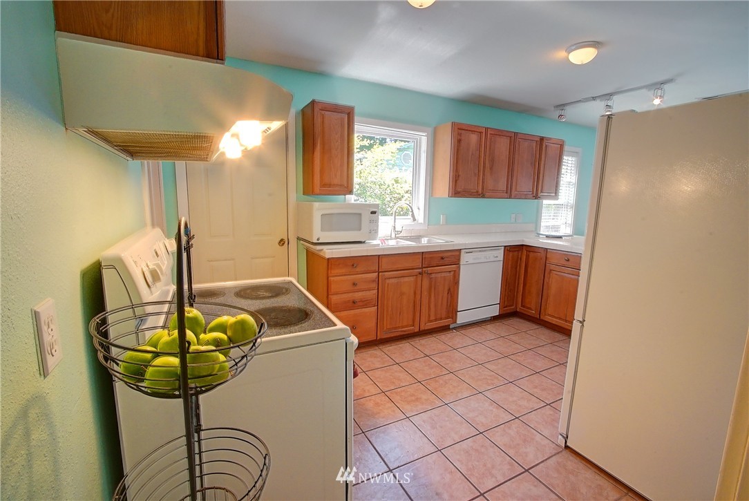 10204 Southwest Cove Road Vashon, WA 98070 - Photo 4 of 19
