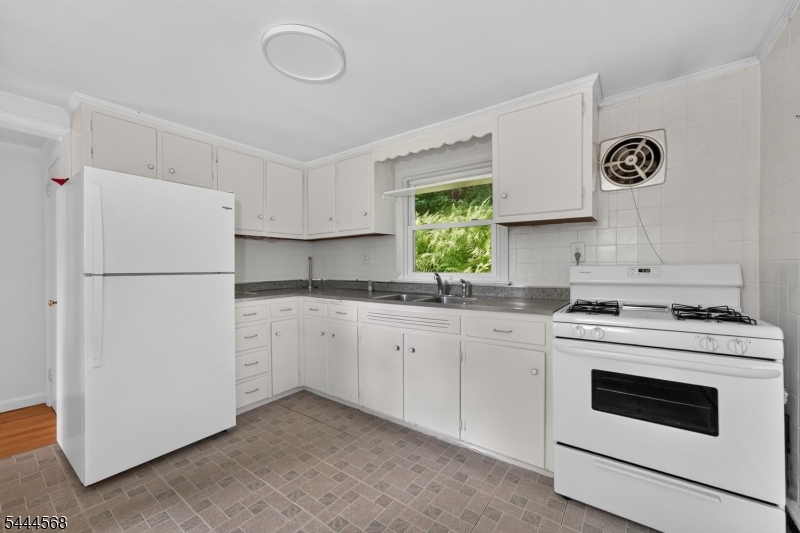 32 Hoffmans Crossing Road Califon, NJ 07830 - Photo 3 of 7 Gallery Image 3