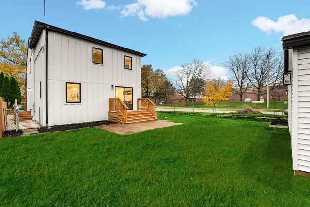 a view of a house with a yard