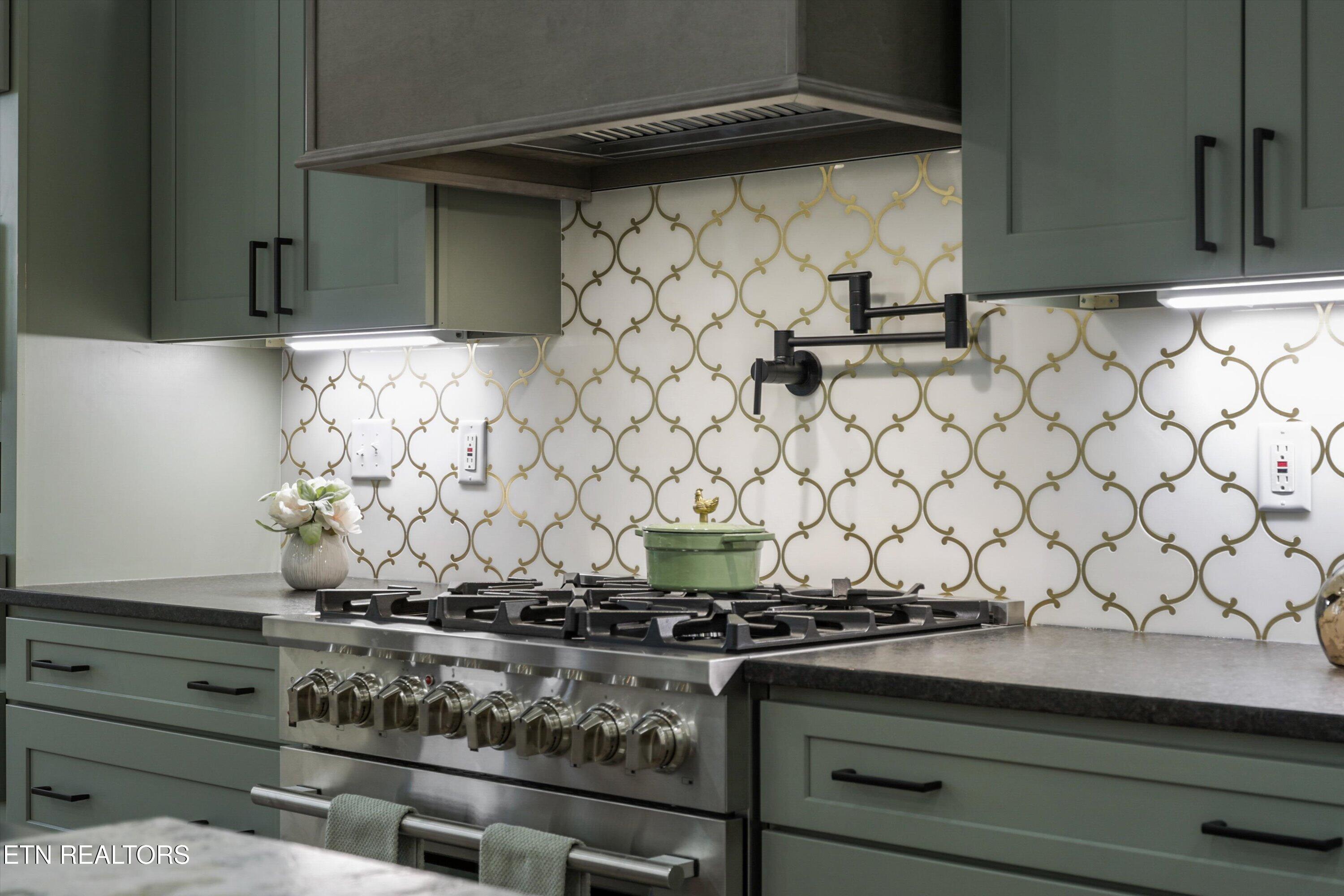 710 Knight Road Knoxville, TN 37920 - Photo 16 of 36 710 Knight Rd-6 Burner Gas Range