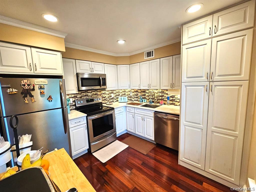 655 Middle Country Road, Unit 2H2 Coram, NY 11727 - Photo 16 of 37