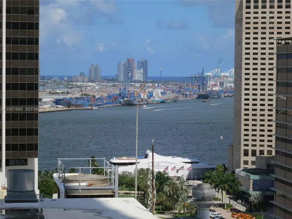 $3,100 | 151 Southeast 1st Street, Unit 1902, Miami, FL 33131