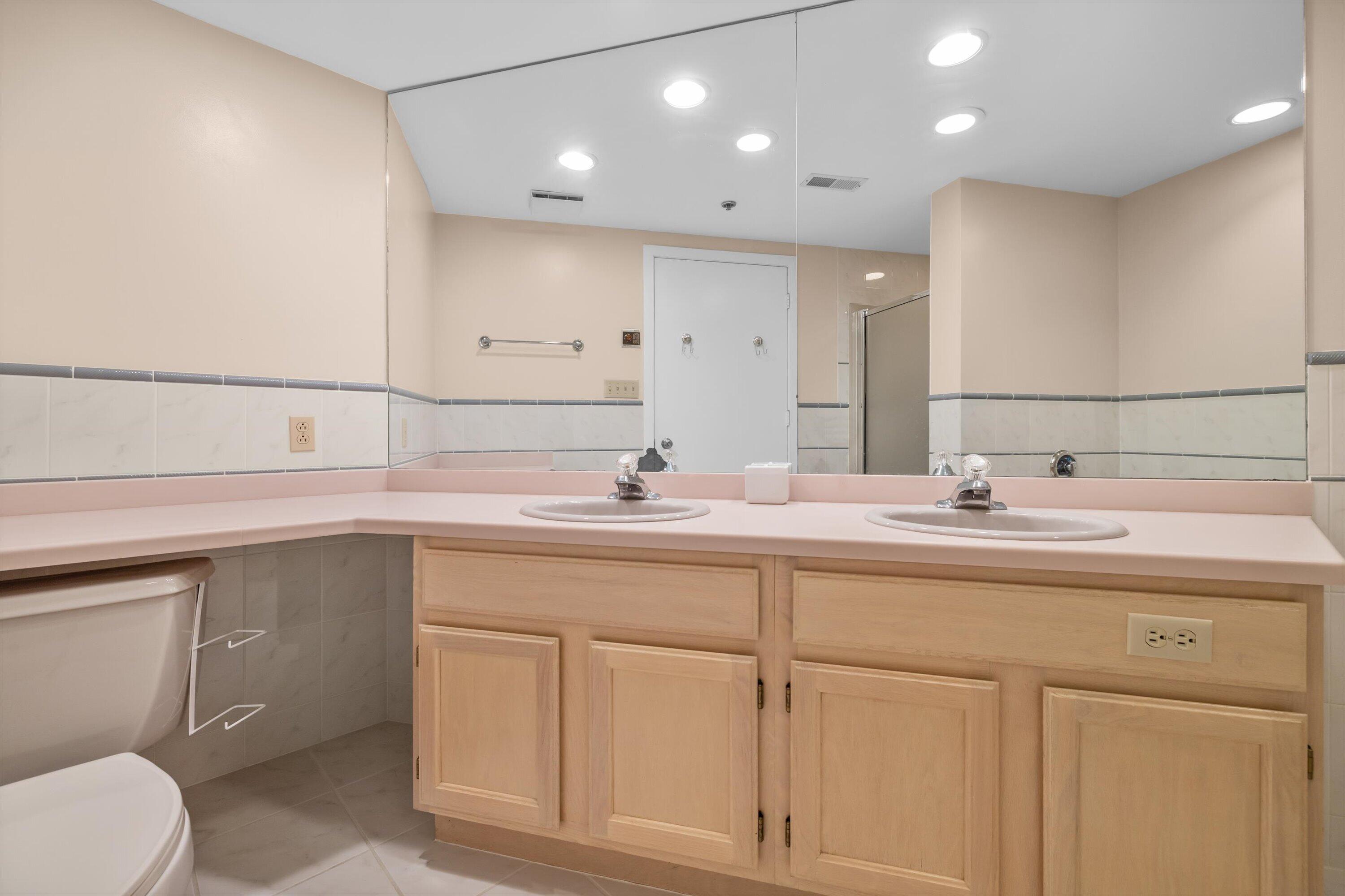 333 Lake Avenue, Unit 807 Racine, WI 53403 - Photo 15 of 57 Primary Full Bath