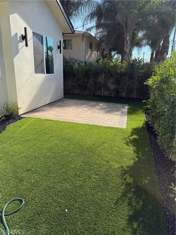 a view of a back yard