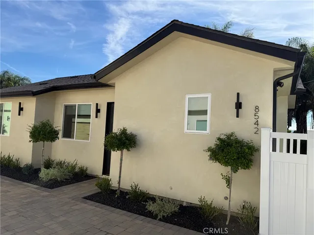 a view of a house with yard and plants