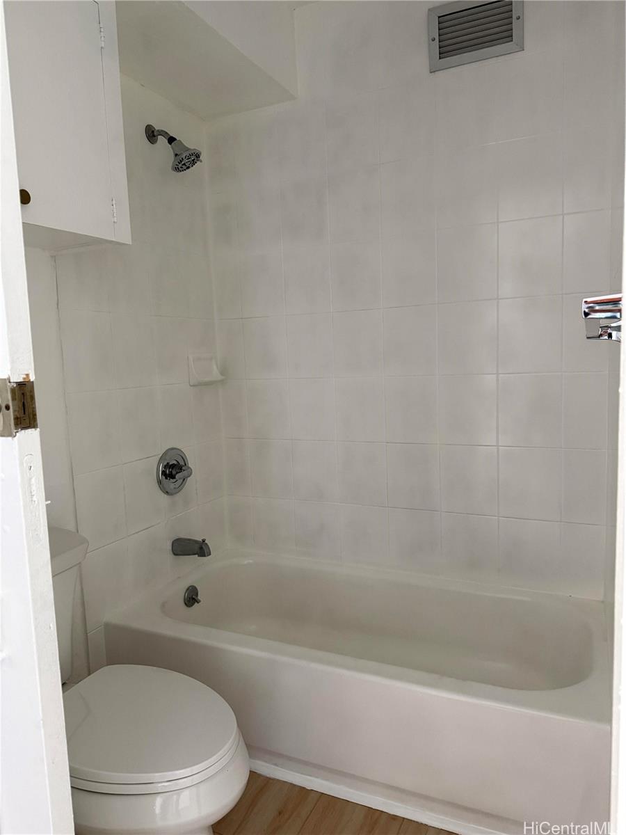 1226 Alexander Street, Unit 505 Honolulu, HI 96826 - Photo 22 of 24 a bathroom with a toilet and a bathtub