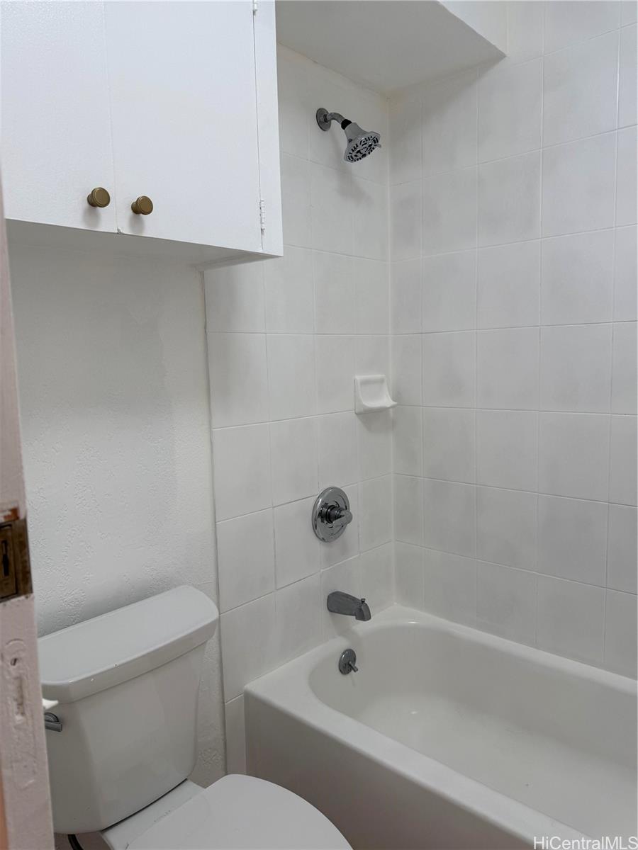 1226 Alexander Street, Unit 505 Honolulu, HI 96826 - Photo 23 of 24 a bathroom with a toilet and a bathtub