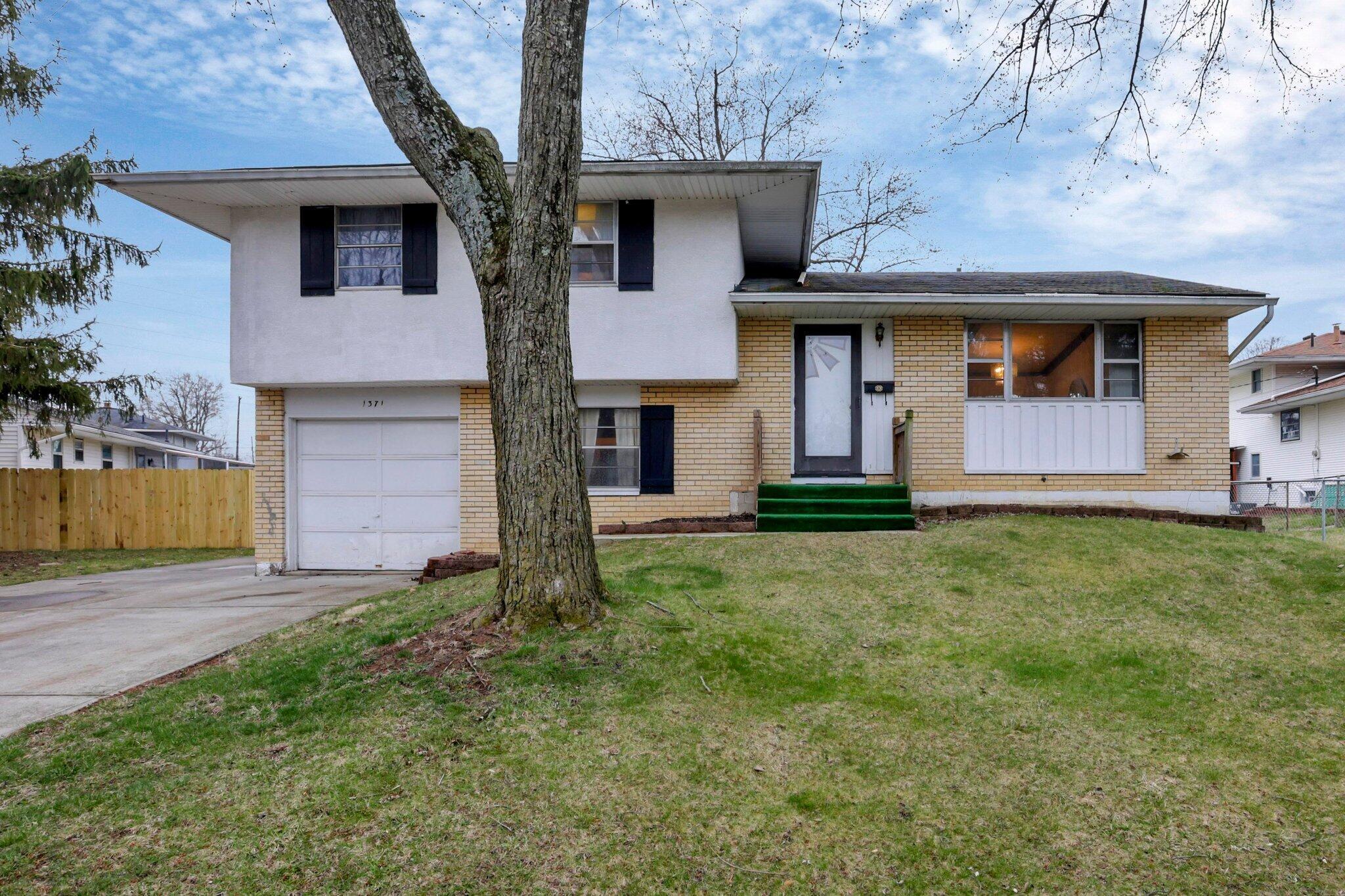 1371 Norma Road Columbus, OH 43229 - Photo 2 of 33 28-web-or-mls-0D3A4605 copy