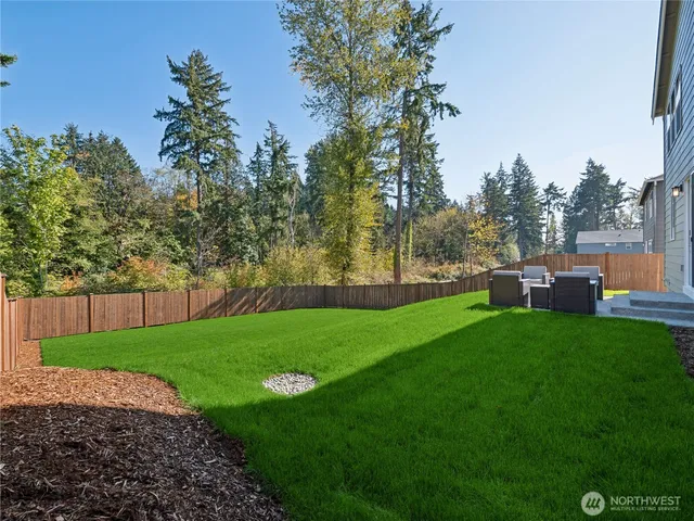 a view of yard with green space