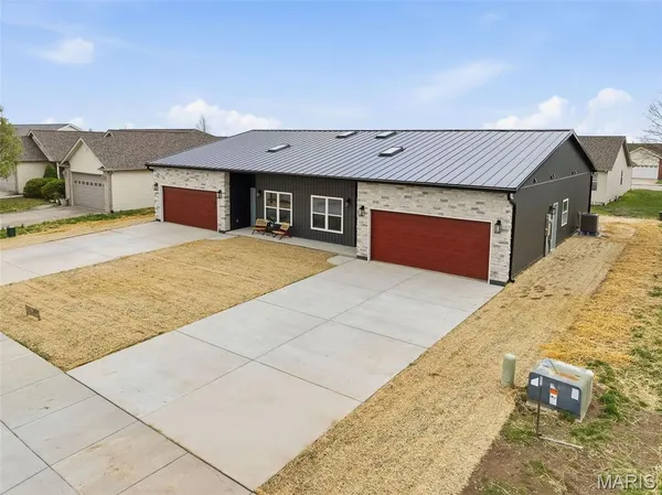 $285,000 | 160 B Field Crossing Drive, Highland, IL 62249