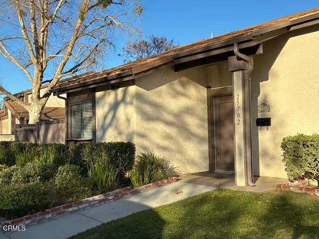 $549,500 | 25702 Vista Fairways Drive, Valencia, CA 91355