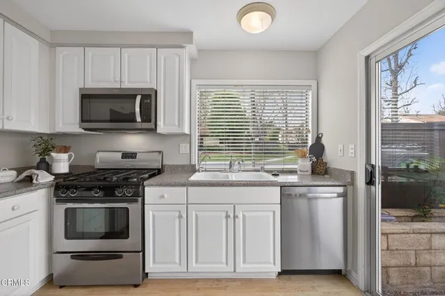 $549,500 | 25702 Vista Fairways Drive, Valencia, CA 91355