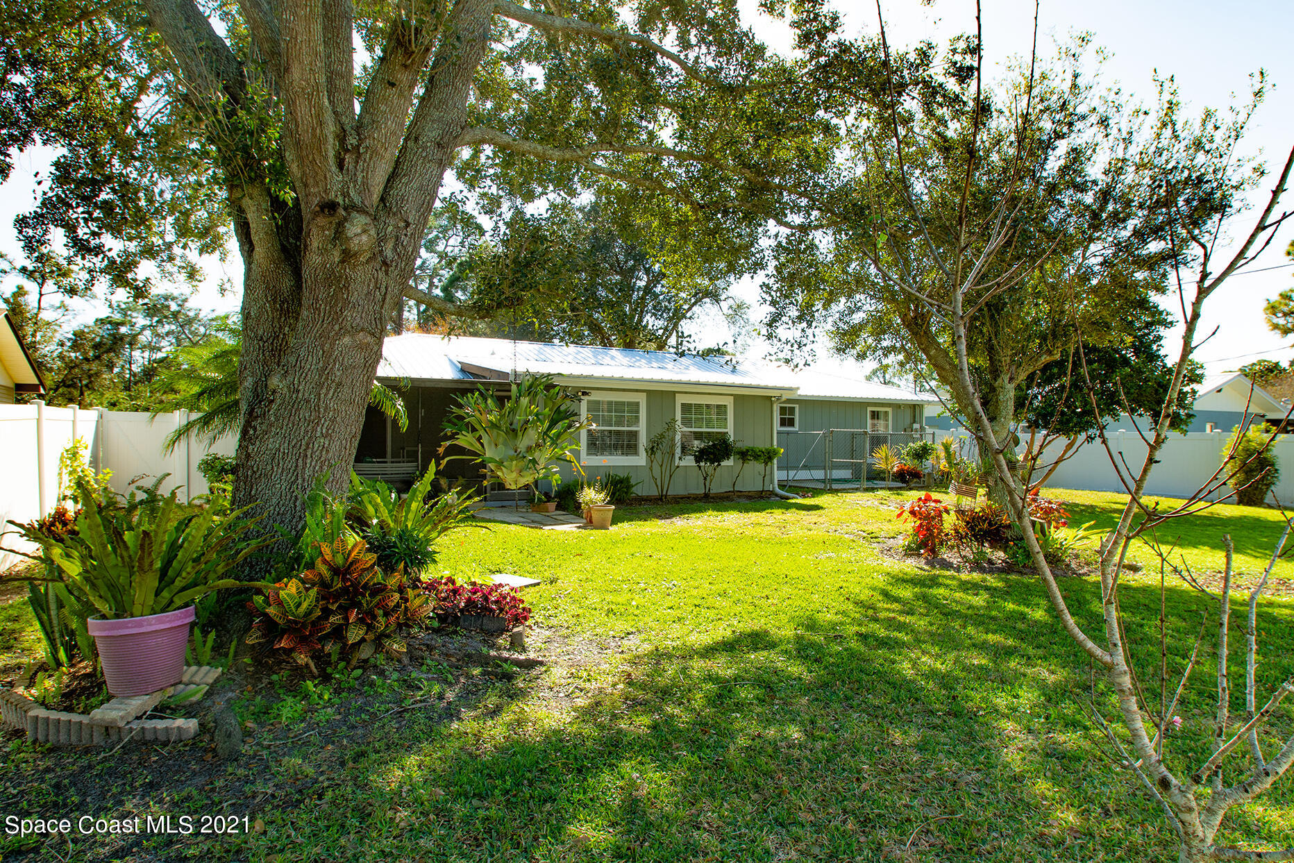 659 Alhambra Road Southeast Palm Bay, FL 32909 - Photo 10 of 76 659 Alhambra Rd SE Nikon-11