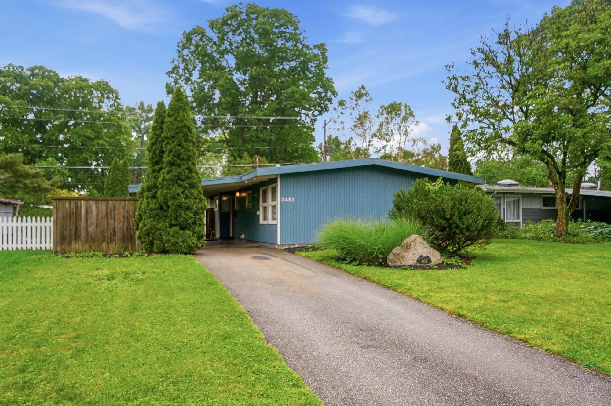 2451 Edgevale Road Columbus, OH 43221 - Photo 3 of 46 009