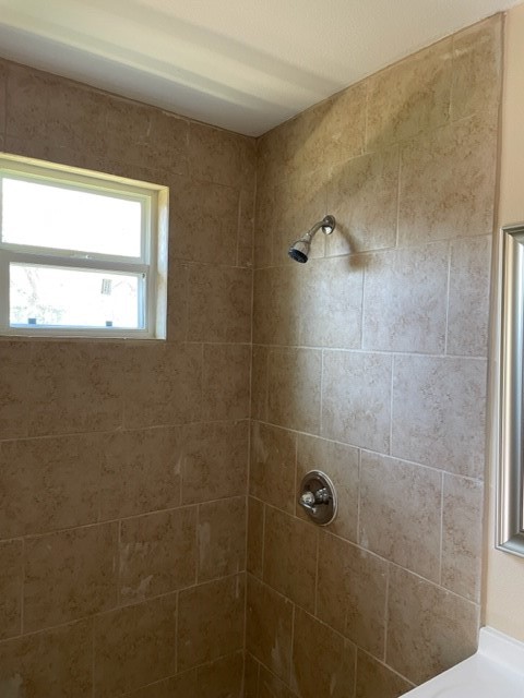 5603 Pickfair Street Houston, TX 77026 - Photo 21 of 22 a bathroom with a shower