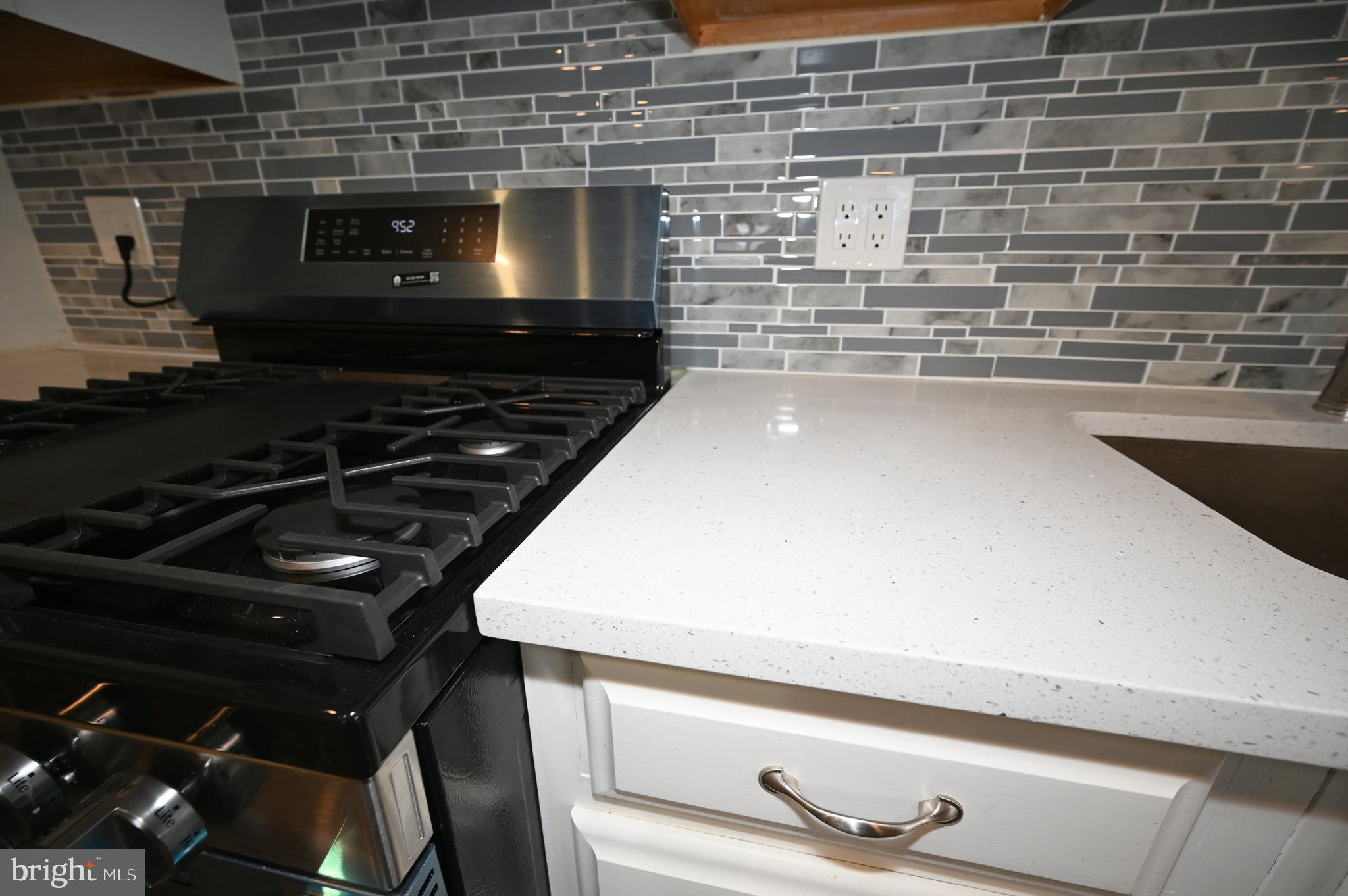 2952 Sollers Point Road, Unit B Dundalk, MD 21222 - Photo 27 of 37 a close view of a stove