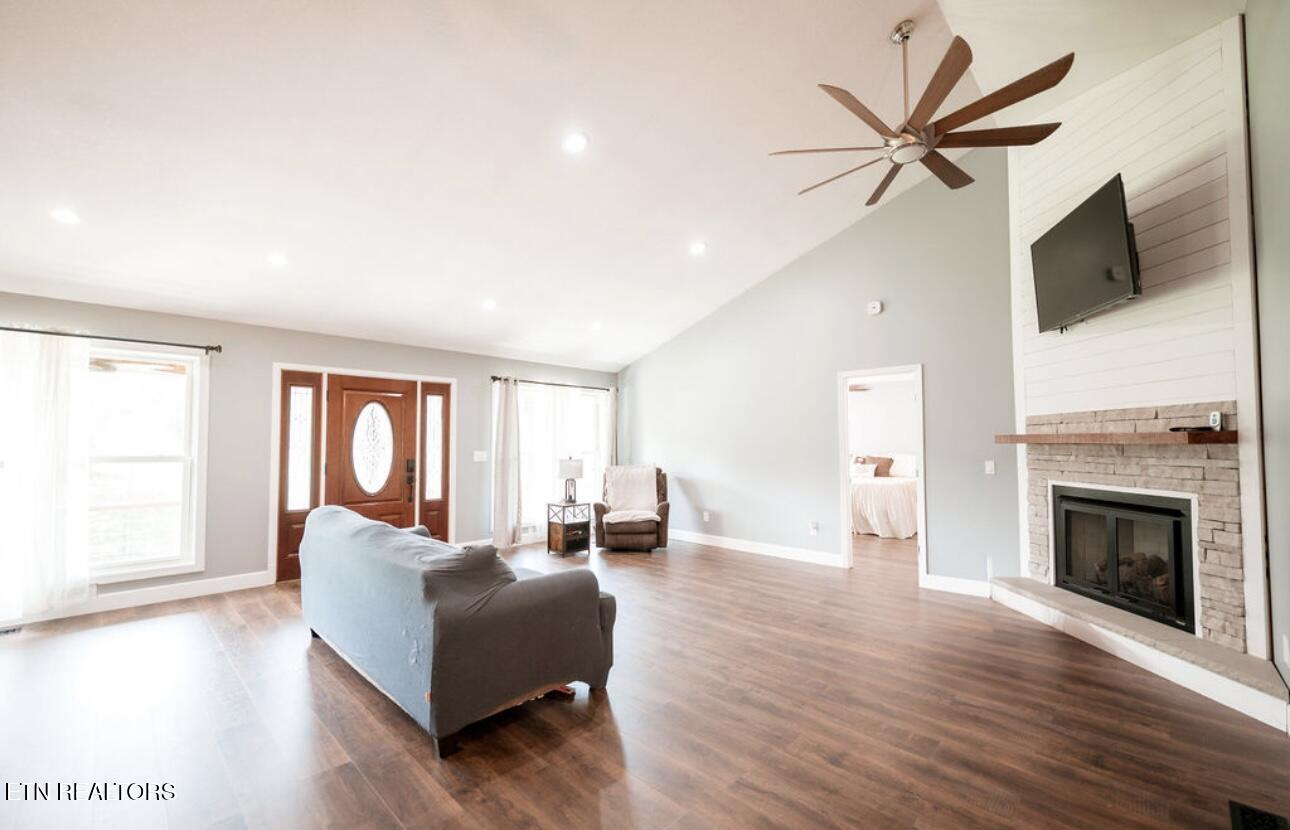 630 Peach Orchard Road Clinton, TN 37716 - Photo 14 of 43 great room:fireplace