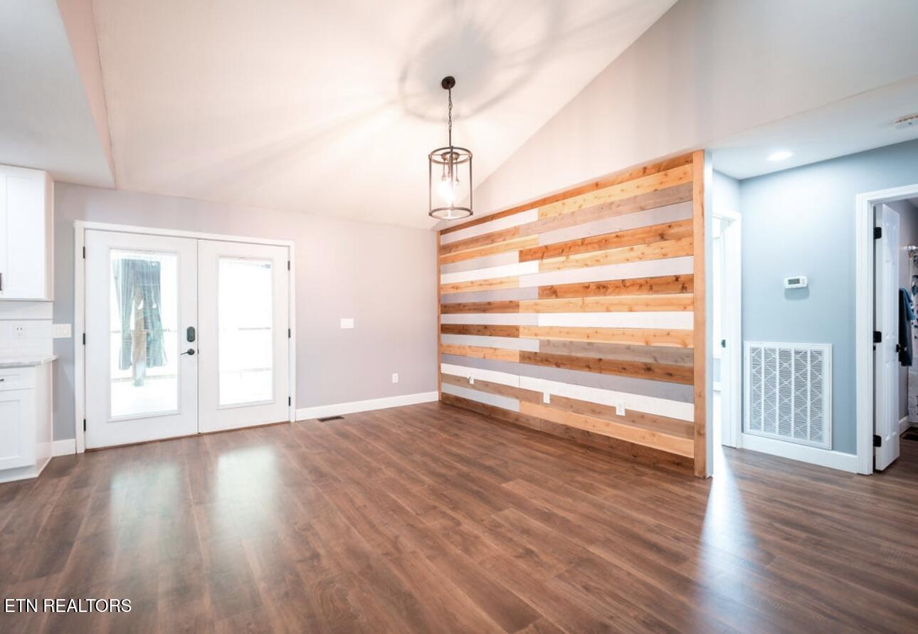 630 Peach Orchard Road Clinton, TN 37716 - Photo 16 of 43 accent wall