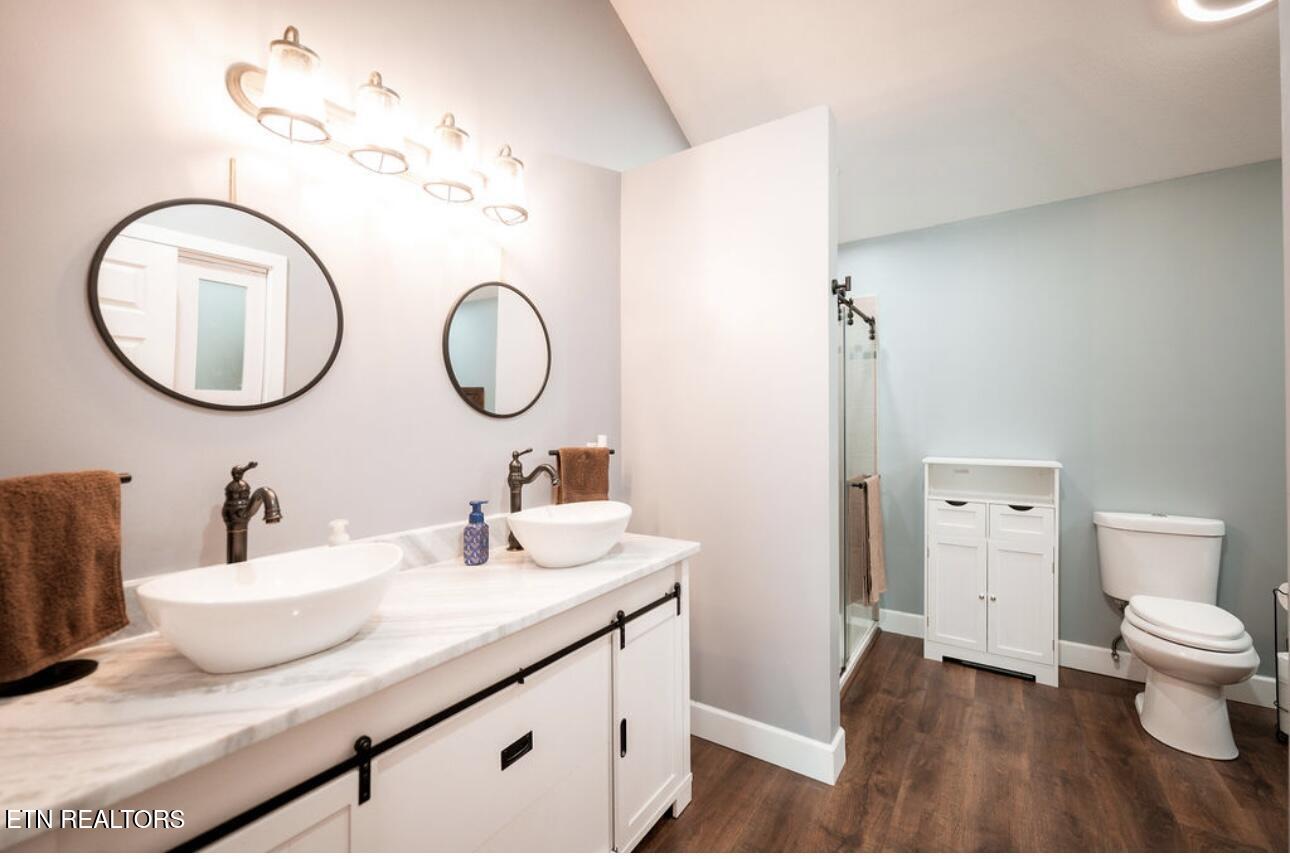 630 Peach Orchard Road Clinton, TN 37716 - Photo 21 of 43 master bath