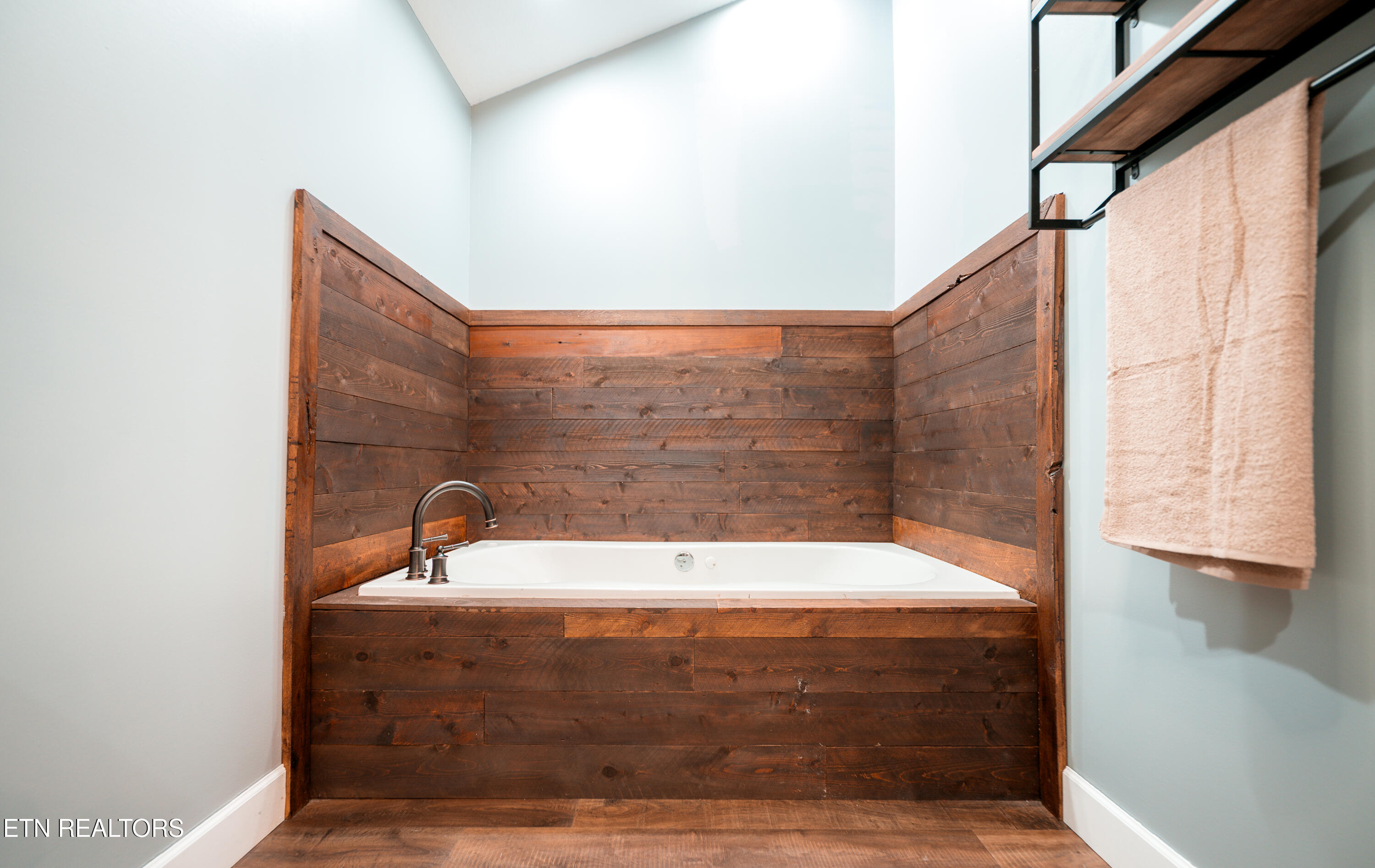 630 Peach Orchard Road Clinton, TN 37716 - Photo 22 of 43 master bathtub