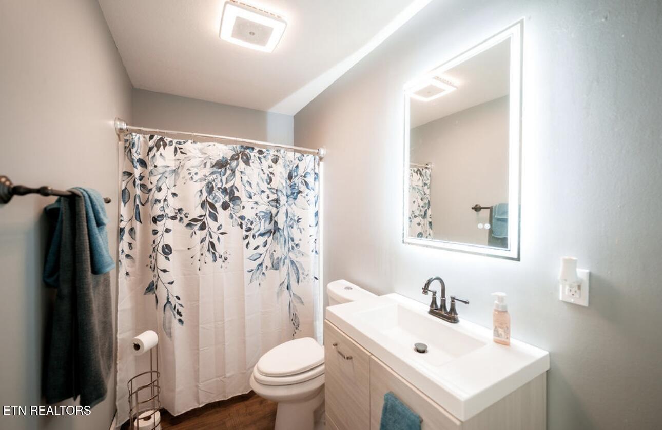 630 Peach Orchard Road Clinton, TN 37716 - Photo 32 of 43 hallway bathroom