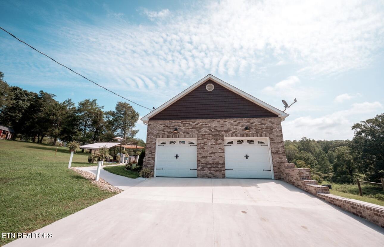 630 Peach Orchard Road Clinton, TN 37716 - Photo 7 of 43 driveway