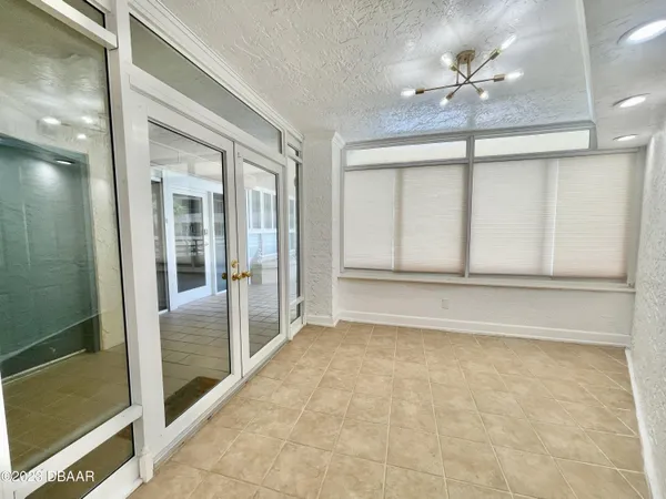 an empty room with closet and a ceiling fan