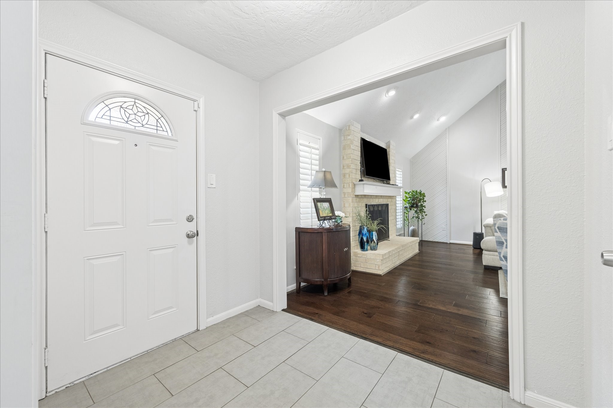 2930 Teague Road Houston, TX 77080 - Photo 6 of 22 a view of a living room