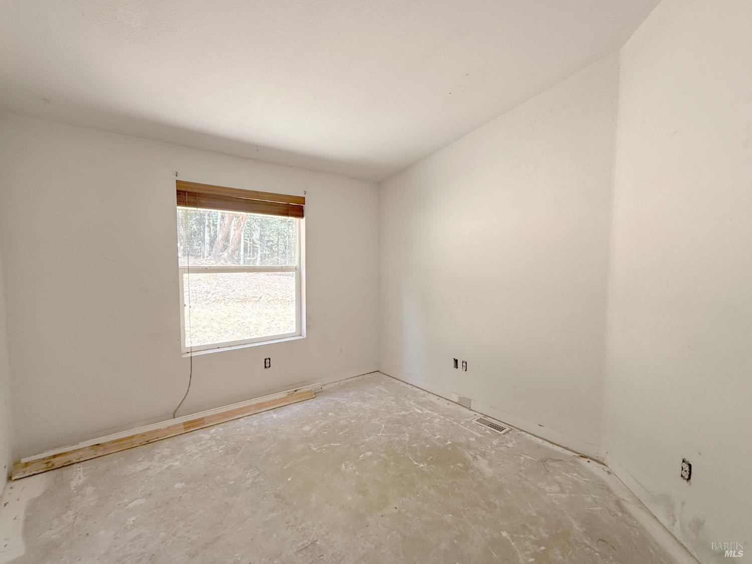 24259 Lilac Road Willits, CA 95490 - Photo 8 of 17 Gallery Image 8
