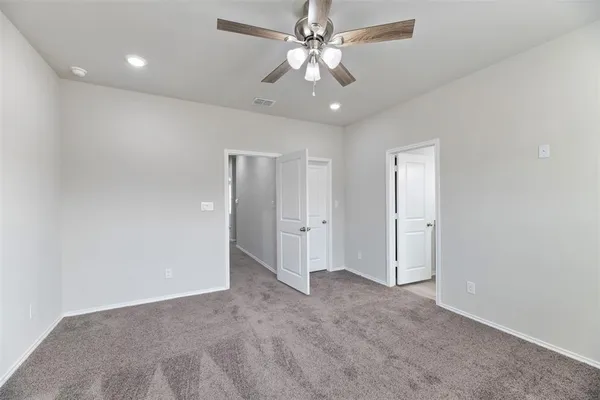 an empty room with fan and a ceiling fan