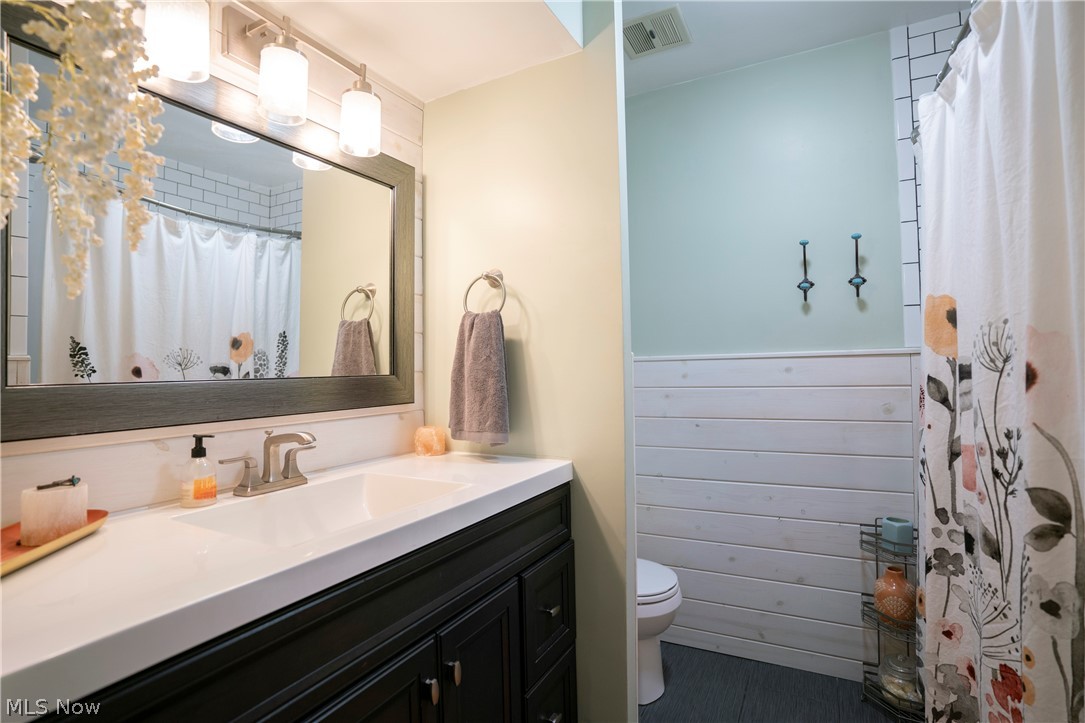 115 Moore Road Akron, OH 44319 - Photo 29 of 35 Beautifully updated Main Full Bath!